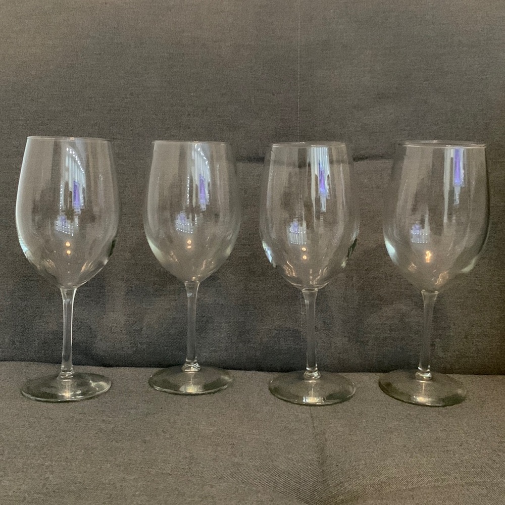 🍷 Set of 4 Wine Glasses - NWOB